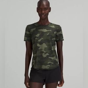 Lululemon High Neck Running and Training T-Shirt size S estimated in EUC